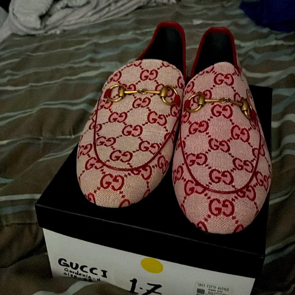 New Gucci loafers size 38 never worn.
